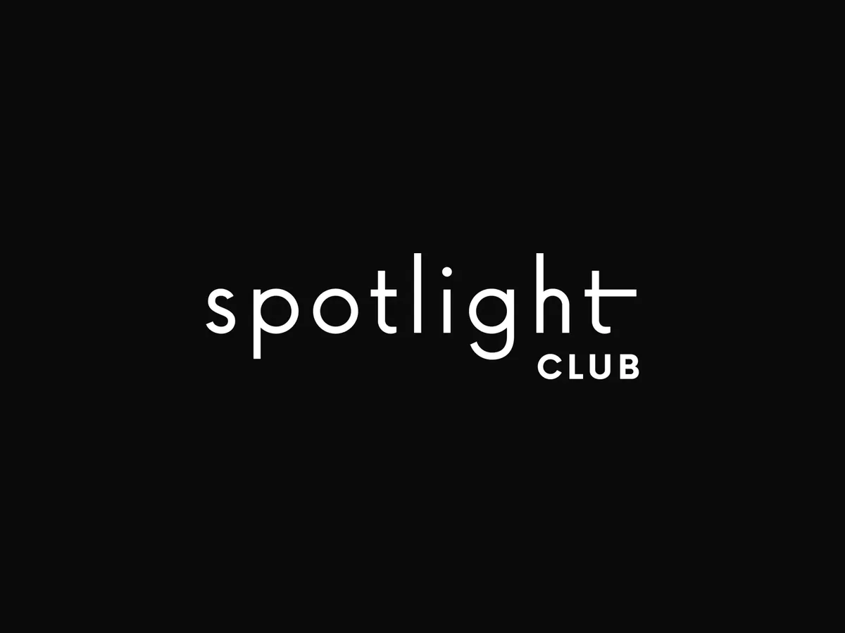 Logo Spotlight Club: weiße Wortmarke auf Schwarz